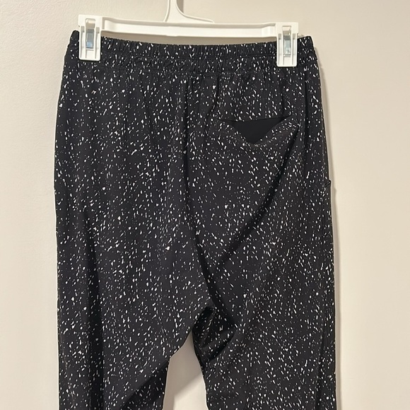 Lululemon Lightweight Black Joggers Travel Athletic Hiking Size 6 - Picture 4 of 6